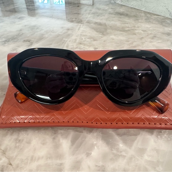Missoni Black Sunglasses with case - Picture 6 of 8